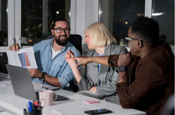 Saber o momento certo de contratar uma agência de inbound marketing é crucial para garantir que sua empresa esteja preparada para aproveitar ao máximo essa parceria. | Foto: Freepik.