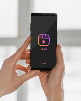 Descubra como usar vídeos curtos no marketing digital e qual plataforma escolher entre TikTok, Reels e Shorts para gerar mais engajamento e conversões!