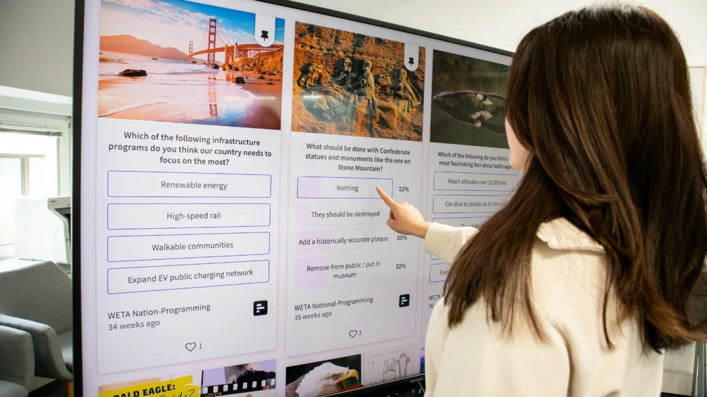 mulher_respondendo_enquete_em_telão_quizzes_e_enquetes_que_geram_leads_e_dados_valiosos