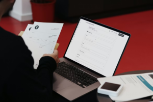 Adapte seu Conteúdo para IA existente e domine as plataformas de busca inteligentes com estratégias de otimização e formatos valorizados por algoritmos.